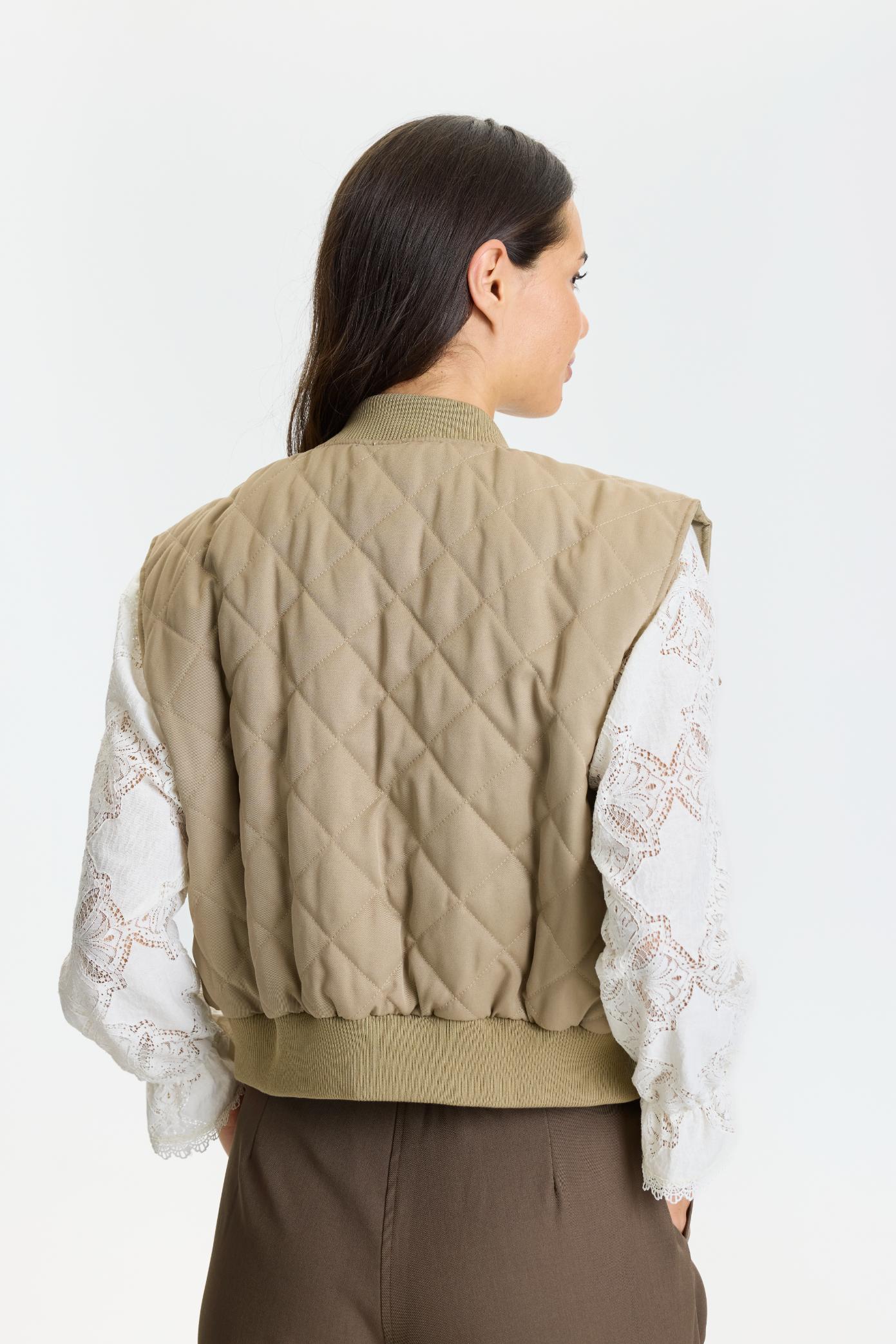 Davina vest