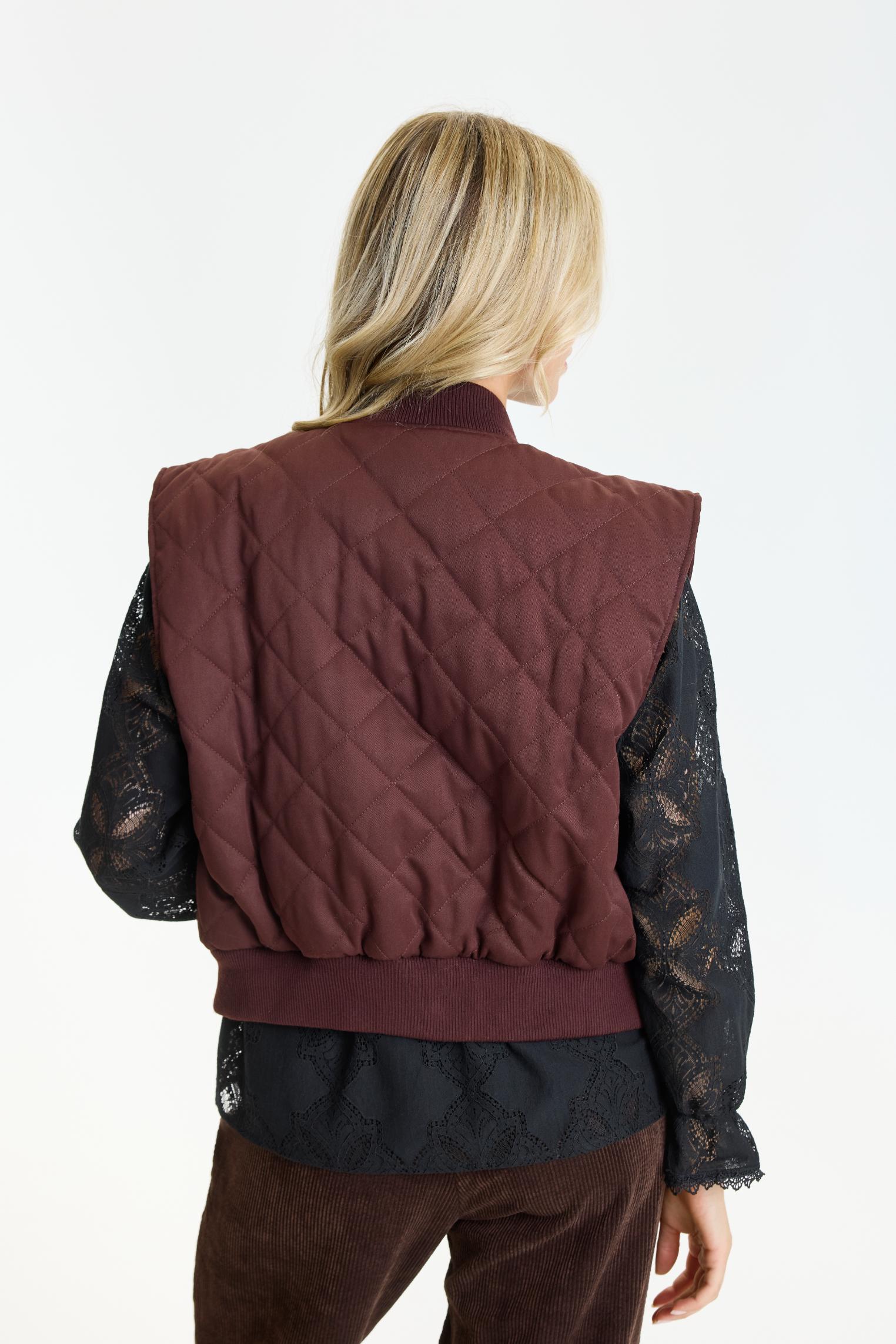 Davina vest